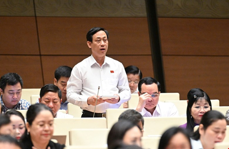 Đại biểu Mai Văn Hải (đoàn Thanh Hoá) thảo luận