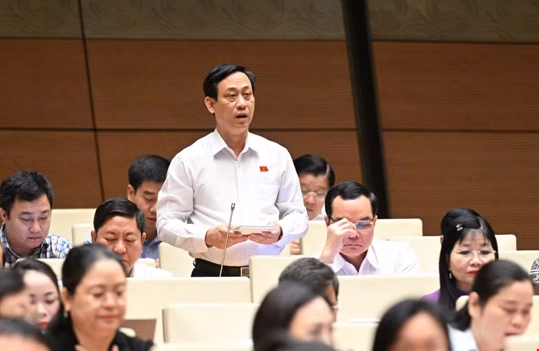 Đại biểu Mai Văn Hải (đoàn Thanh Hoá) thảo luận