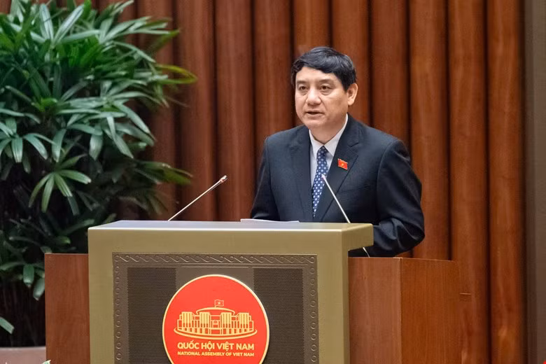 Ông Nguyễn Đắc Vinh - Ủy viên Ủy ban Thường vụ Quốc hội trình bày Báo cáo giải trình, tiếp thu, chỉnh lý dự thảo Luật Nhà giáo