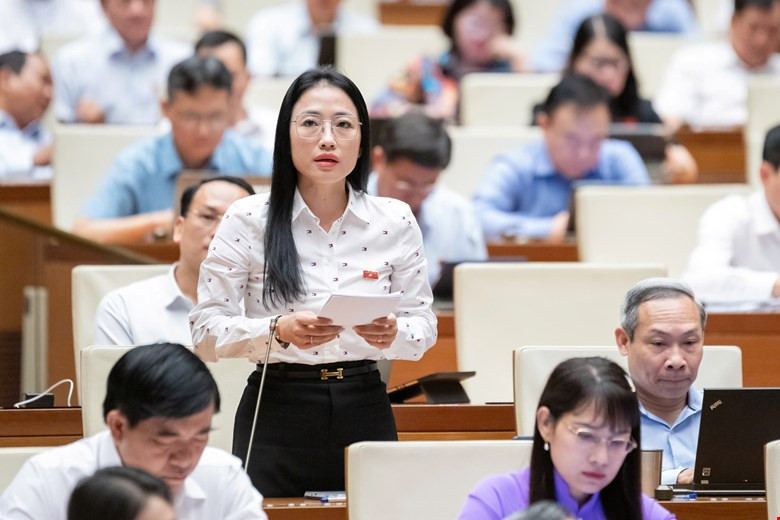 Đại biểu Trần Khánh Thu (đoàn Thái Bình) phát biểu thảo luận