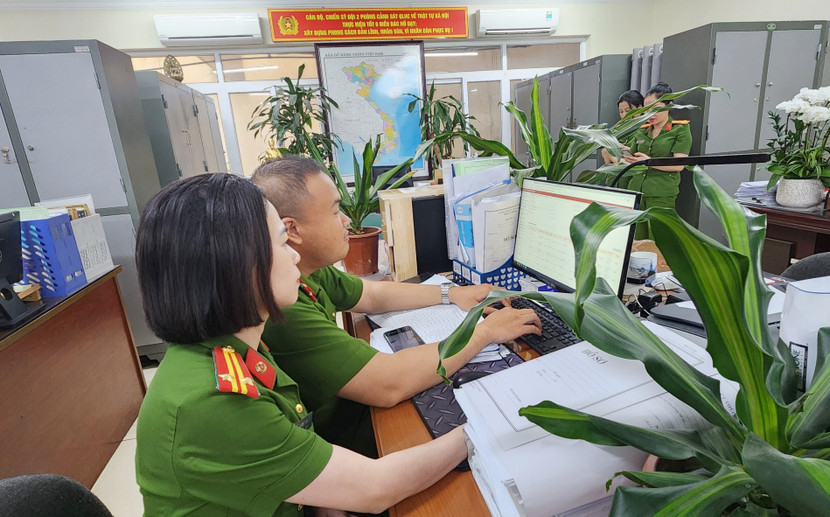 Các chiến sĩ trực tại trụ sở đơn vị để tra cứu dữ liệu dân cư, sớm tìm ra danh tính người bị nạn Các chiến sĩ trực tại trụ sở đơn vị để tra cứu dữ liệu dân cư, sớm tìm ra danh tính người bị nạn