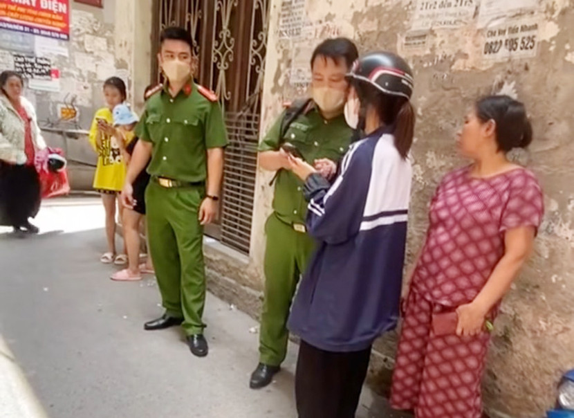 Đội Hướng dẫn đăng ký quản lý cư trú, cấp và quản lý CCCD, dữ liệu dân cư định danh và xác thực điện tử, thu thập thông tin tại hiện trường vụ cháy trên phố Trung Kính Đội Hướng dẫn đăng ký quản lý cư trú, cấp và quản lý CCCD, dữ liệu dân cư định danh và xác thực điện tử, thu thập thông tin tại hiện trường vụ cháy trên phố Trung Kính