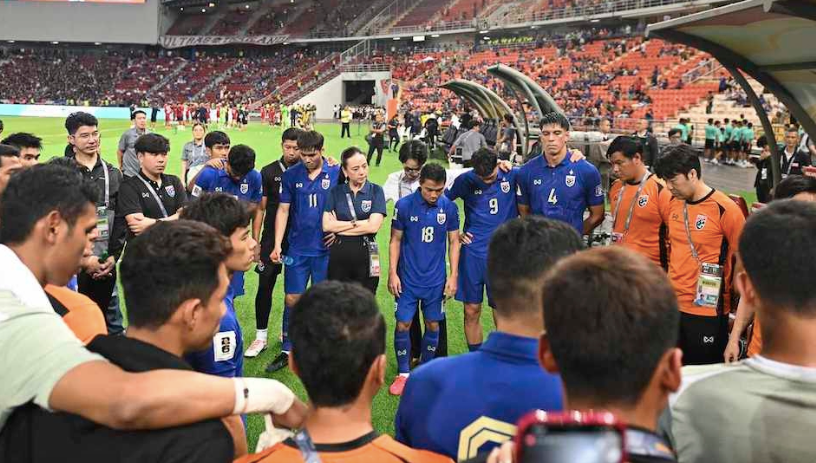 Các thành viên tuyển Thái Lan buồn bã sau khi thất bại chiến dịch vòng loại World Cup 2026