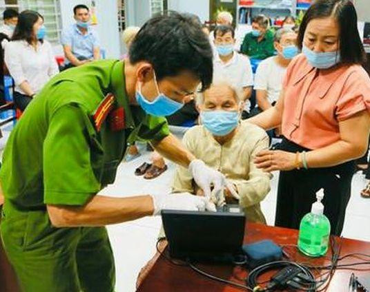 Với các trường hợp bị thu hồi sổ hộ khẩu, việc cấp CCCD gắn chip vẫn diễn ra bình thường (ảnh minh họa)