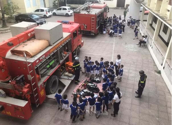 Lực lượng Cảnh sát PCCC và CNCH giới thiệu cho giáo viên và các em học sinh về các phương tiện PCCC, CNCH trang bị trên xe chữa cháy, xe CNCH.