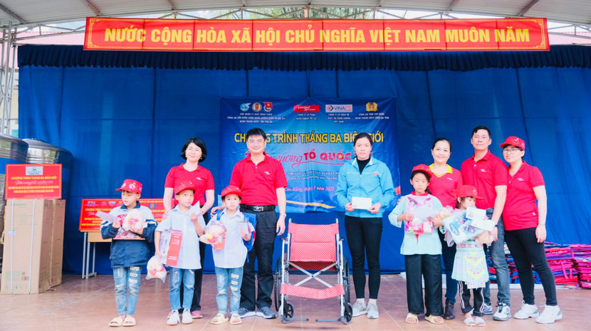 "Ông Phạm Lê Việt (giữa) - Giám đốc Trung tâm Khai thác Dịch vụ Mặt đất - cùng đoàn công tác Vietjet tặng quà động viên các hoàn cảnh vượt khó" "Ông Phạm Lê Việt (giữa) - Giám đốc Trung tâm Khai thác Dịch vụ Mặt đất - cùng đoàn công tác Vietjet tặng quà động viên các hoàn cảnh vượt khó"