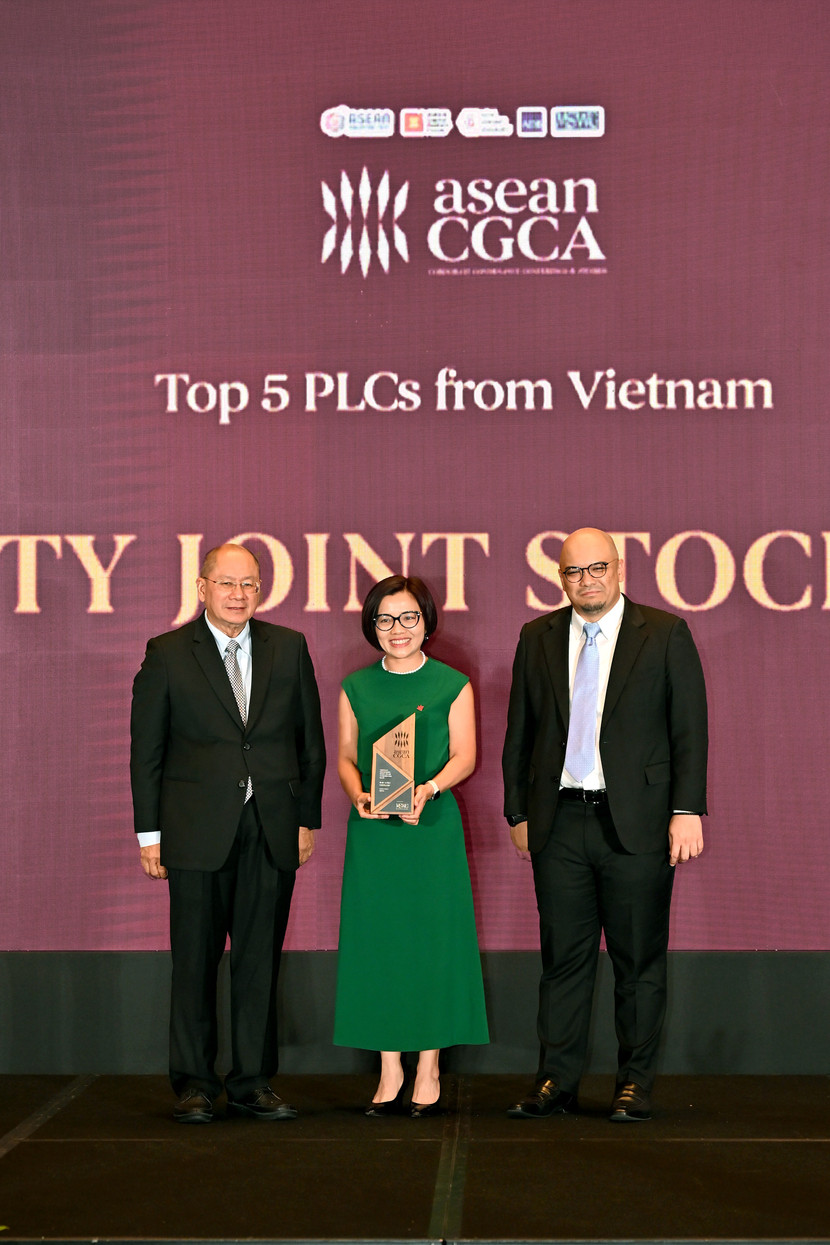 Bà Lưu Thị Thảo, Phó Tổng Giám đốc thường trực và Giám đốc Điều hành cao cấp VPBank, nhận giải thưởng Top 5 doanh nghiệp có đánh giá ACGS cao nhất Việt Nam năm 2024.