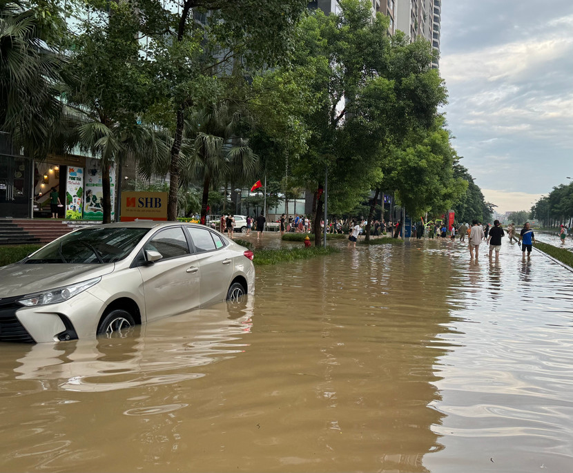 Việc xe bị ngập nước lâu ngày sẽ khiến biển số xe bị hư hỏng, rơi mất