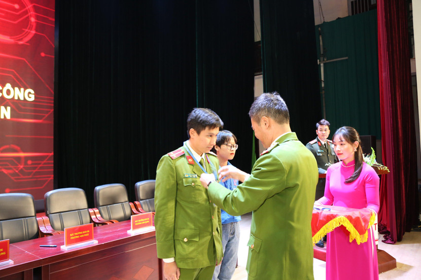 Đồng chí Phó trưởng Ban thường trực Ban chỉ đạo Đề án 06 quận Hà Đông trao Thẻ tình nguyện viên cho các đội hình thanh niên tình nguyện hỗ trợ người dân thực hiện định danh điện tử dịch vụ công trực tuyến Đồng chí Phó trưởng Ban thường trực Ban chỉ đạo Đề án 06 quận Hà Đông trao Thẻ tình nguyện viên cho các đội hình thanh niên tình nguyện hỗ trợ người dân thực hiện định danh điện tử dịch vụ công trực tuyến