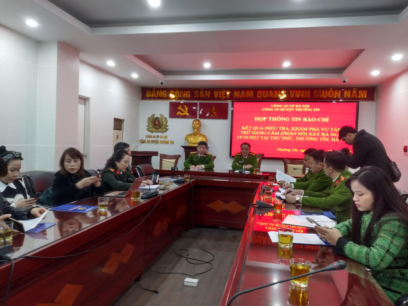 Được sự đồng ý của BGĐ CATP, Đại tá Nguyễn Tiến Tần - Trưởng CAH Thường Tín chủ trì buổi thông tin vụ án đến các cơ quan báo chí