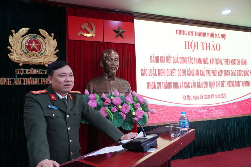 Đại tá Nguyễn Tiến Đạt – Phó Giám đốc CATP Hà Nội phát biểu tại hội nghị