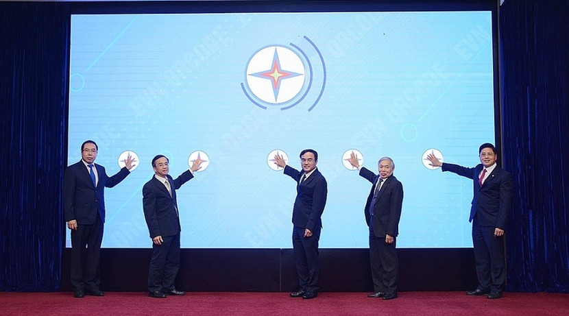 Các đại biểu thực hiện nghi thức công bố triển khai “Hóa đơn tiền điện ứng dụng QR code”