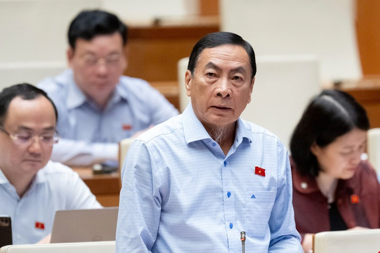 Đại biểu Phạm Văn Hòa (đoàn Đồng Tháp) phát biểu thảo luận Đại biểu Phạm Văn Hòa (đoàn Đồng Tháp) phát biểu thảo luận