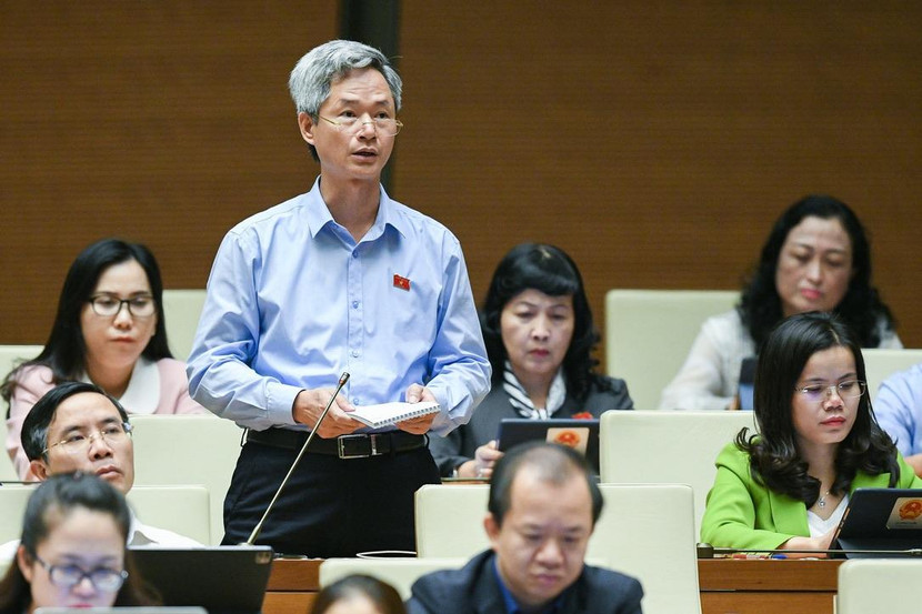 Đại biểu Đào Hồng Vận (đoàn Hưng Yên) tranh luận