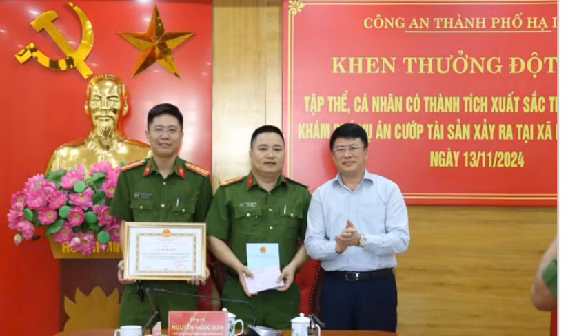 Lãnh đạo CATP Hạ Long khen thưởng lực lượng phá án Lãnh đạo CATP Hạ Long khen thưởng lực lượng phá án