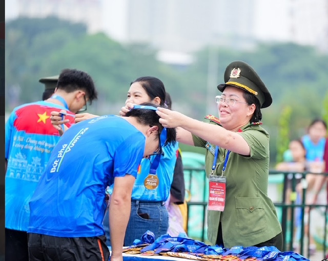 Ban Tổ chức trao kỷ niệm chương tặng các VĐV Ban Tổ chức trao kỷ niệm chương tặng các VĐV