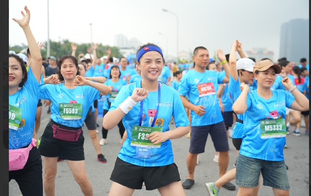 Khoảng 2.000 VĐV tham gia giải chạy, trong đó có nhiều văn nghệ sỹ, những người có ảnh hưởng tích cực trên mạng xã hội Khoảng 2.000 VĐV tham gia giải chạy, trong đó có nhiều văn nghệ sỹ, những người có ảnh hưởng tích cực trên mạng xã hội