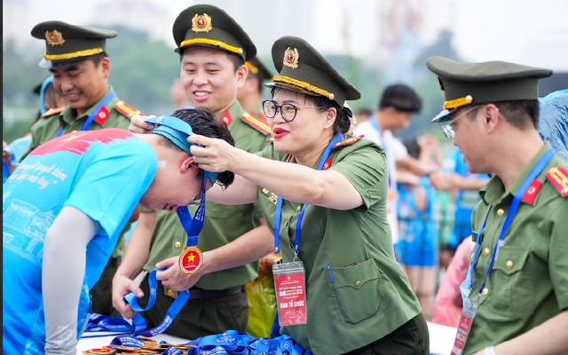 Ban Tổ chức trao kỷ niệm chương tặng các VĐV Ban Tổ chức trao kỷ niệm chương tặng các VĐV