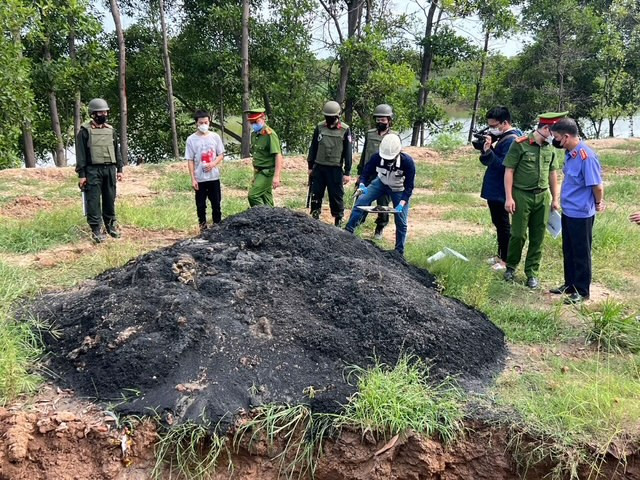 Cơ quan chức năng kiểm tra thực địa 1 khu vực chôn lấp chất thải công nghiệp