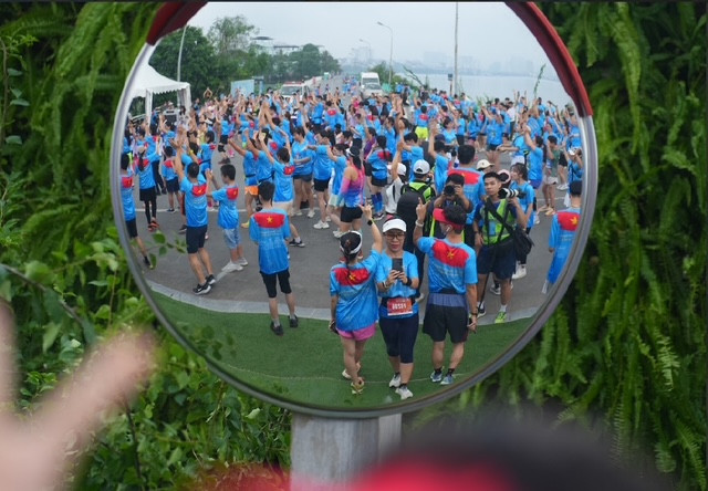 Khoảng 2.000 VĐV tham gia giải chạy, trong đó có nhiều văn nghệ sỹ, những người có ảnh hưởng tích cực trên mạng xã hội Khoảng 2.000 VĐV tham gia giải chạy, trong đó có nhiều văn nghệ sỹ, những người có ảnh hưởng tích cực trên mạng xã hội
