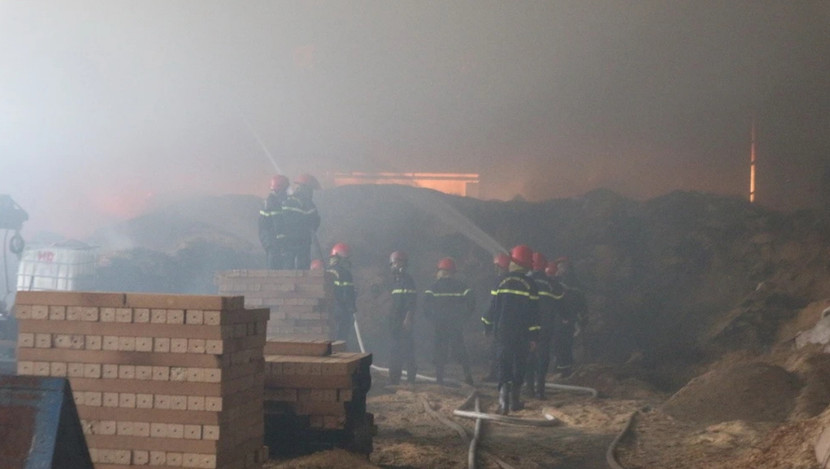 Đám cháy bùng phát mạnh do trong nhà xưởng có nhiều vật dụng dễ bắt lửa Đám cháy bùng phát mạnh do trong nhà xưởng có nhiều vật dụng dễ bắt lửa