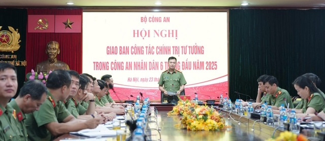 Đại tá Nguyễn Ngọc Quyền – Phó Giám đốc CATP Hà Nội trình bày tham luận từ điểm cầu CATP