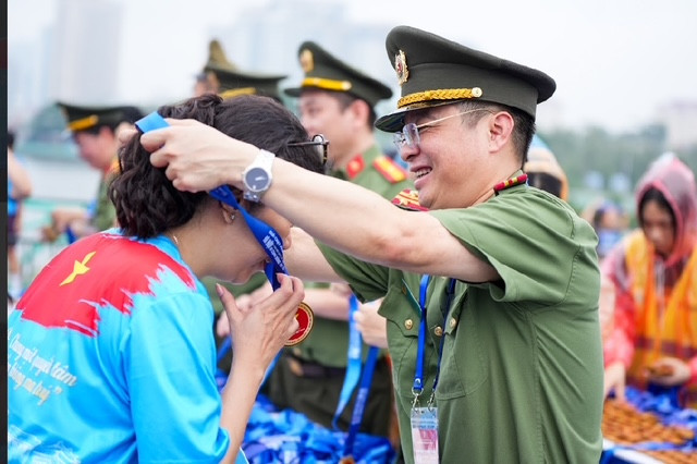 Ban Tổ chức trao kỷ niệm chương tặng các VĐV Ban Tổ chức trao kỷ niệm chương tặng các VĐV