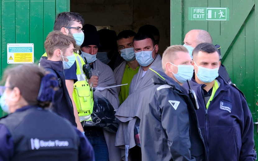 Nhóm người tị nạn đổ bộ vào trường bắn của Anh đã nhanh chóng bị bắt giữ Nhóm người tị nạn đổ bộ vào trường bắn của Anh đã nhanh chóng bị bắt giữ