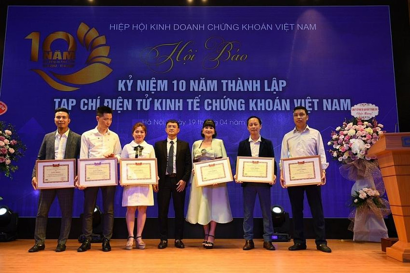 Ông Nguyễn Viết Việt - Tổng biên tập Tạp chí điện tử Kinh tế Chứng khoán Việt Nam trao Giấy khen cho tập thể, cá nhân có thành tích xuất sắc Ông Nguyễn Viết Việt - Tổng biên tập Tạp chí điện tử Kinh tế Chứng khoán Việt Nam trao Giấy khen cho tập thể, cá nhân có thành tích xuất sắc