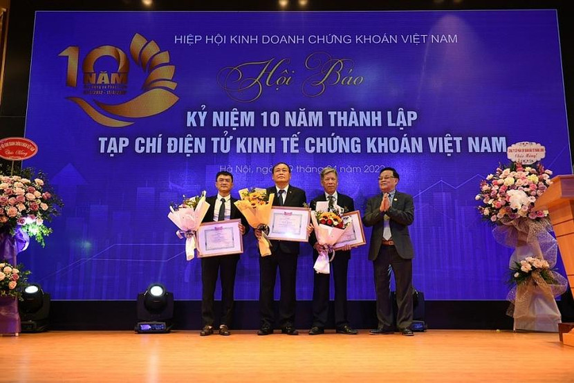 Ông Nguyễn Thanh Kỳ - Chủ tịch Hiệp hội Kinh doanh Chứng khoán Việt Nam trao Giấy khen cho Tổng biên tập và 2 nguyên Tổng biên tập Tạp chí điện tử Kinh tế Chứng khoán Việt Nam Ông Nguyễn Thanh Kỳ - Chủ tịch Hiệp hội Kinh doanh Chứng khoán Việt Nam trao Giấy khen cho Tổng biên tập và 2 nguyên Tổng biên tập Tạp chí điện tử Kinh tế Chứng khoán Việt Nam