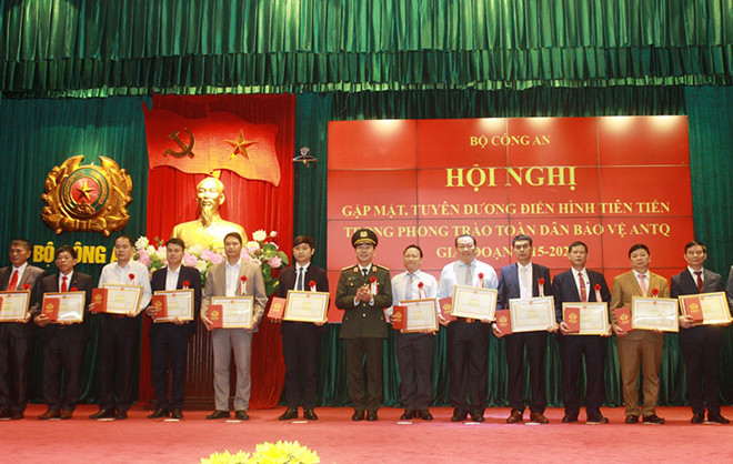 Thứ trưởng Trần Quốc Tỏ trao Bằng khen và biểu trưng của Bộ Công an tặng các tập thể có thành tích xuất sắc trong công tác XDPT toàn dân bảo vệ ANTQ giai đoạn 2015-2020