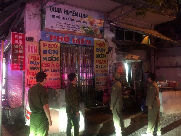 Tổ công tác CAQ Thanh Xuân kiểm tra việc chấp hành dừng hoạt động kinh doanh sau 23h Tổ công tác CAQ Thanh Xuân kiểm tra việc chấp hành dừng hoạt động kinh doanh sau 23h