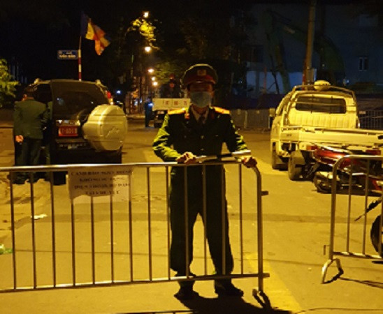 Công an phường Trúc Bạch trực chốt phong tỏa khu vực phát hiện có bom