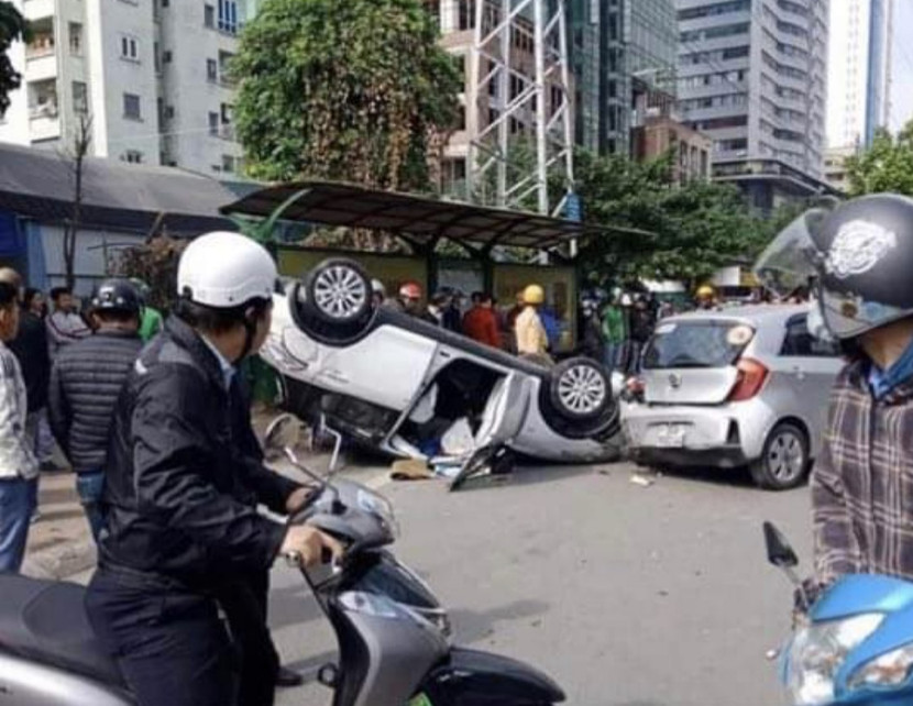 Chiếc ô tô bị lật sau va chạm