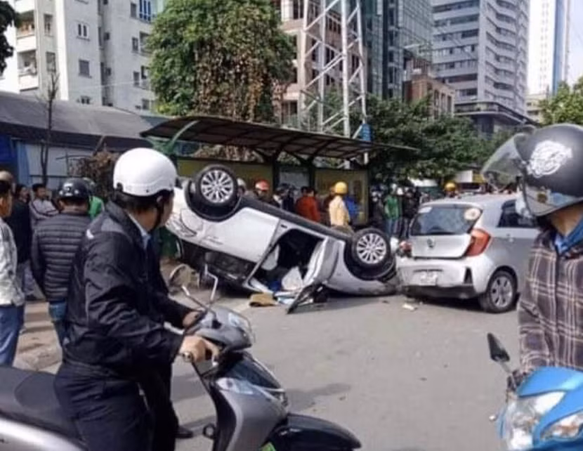 Chiếc ô tô bị lật sau va chạm