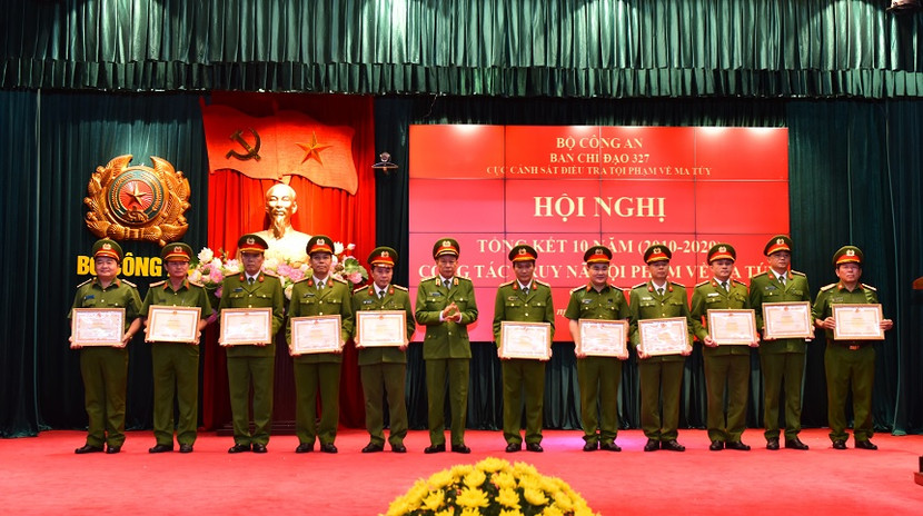 Thứ trưởng Lê Qúy Vương tặng Bằng khen của Bộ trưởng Bộ Công an cho các tập thể có thành tích xuất sắc trong công tác truy nã tội phạm về ma túy