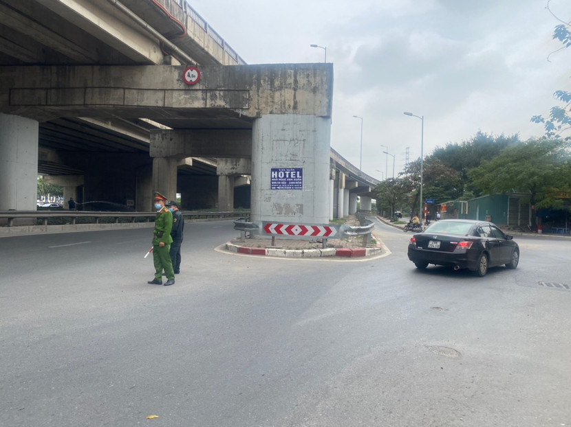 Tổ công tác Công an quận Hoàng Mai ứng trực tại nút giao cắt rẽ vào đường Trần Thủ Độ