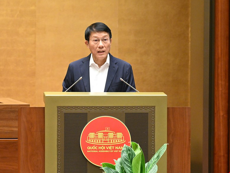 Bộ trưởng Bộ Công an Lương Tam Quang trình bày Tờ trình trước Quốc hội Bộ trưởng Bộ Công an Lương Tam Quang trình bày Tờ trình trước Quốc hội