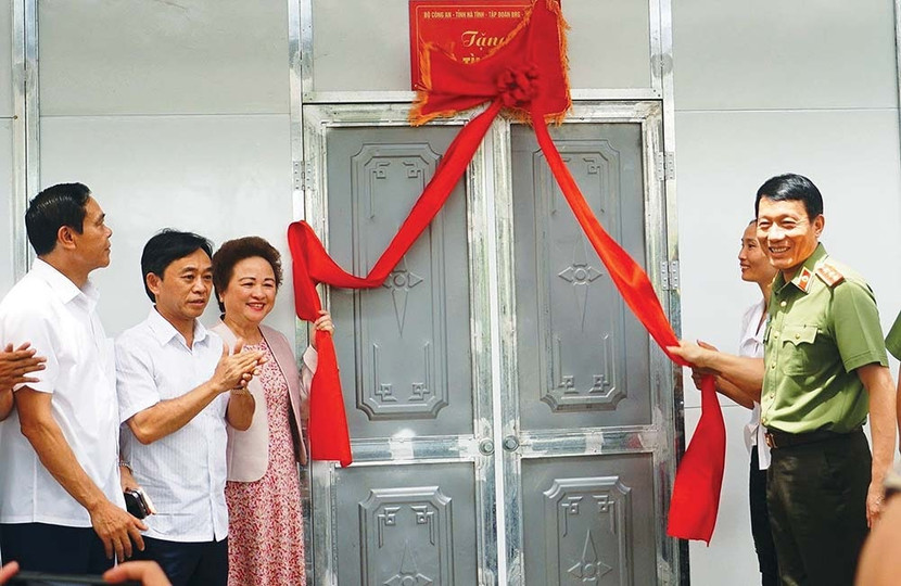 Lãnh đạo Bộ Công an và tỉnh Hà Tĩnh cùng với bà Nguyễn Thị Nga, Chủ tịch Tập đoàn BRG khánh thành và trao tặng nhà cho các hộ nghèo, khó khăn về nhà ở trên địa bàn tỉnh Hà Tĩnh Lãnh đạo Bộ Công an và tỉnh Hà Tĩnh cùng với bà Nguyễn Thị Nga, Chủ tịch Tập đoàn BRG khánh thành và trao tặng nhà cho các hộ nghèo, khó khăn về nhà ở trên địa bàn tỉnh Hà Tĩnh