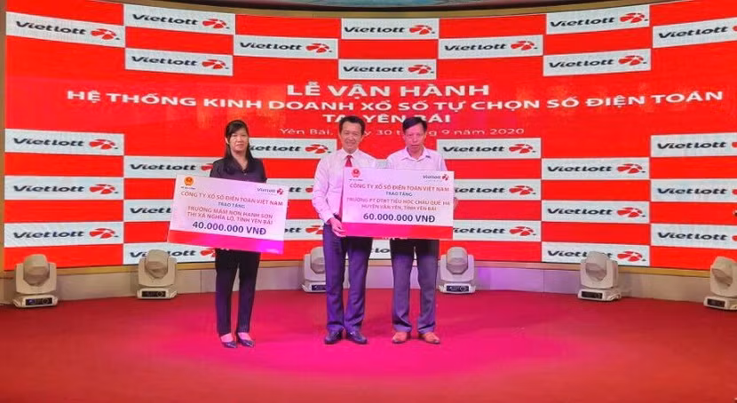 Ông Phạm Ngọc Tú – Phó Tổng Giám đốc Vietlott trao tặng cơ sở vật chất đến 2 trường mẫu giáo tại Yên Bái Ông Phạm Ngọc Tú – Phó Tổng Giám đốc Vietlott trao tặng cơ sở vật chất đến 2 trường mẫu giáo tại Yên Bái