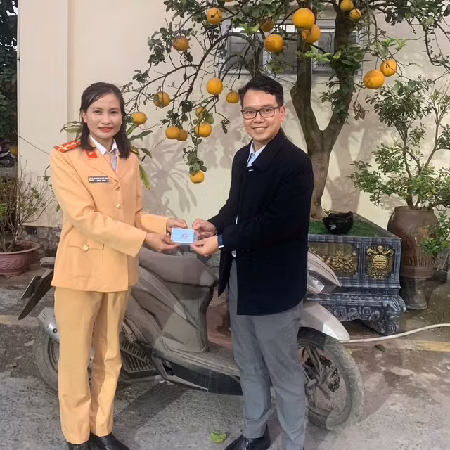 Anh Minh Anh vui mừng nhận lại chiếc xe sau 3 năm bị mất