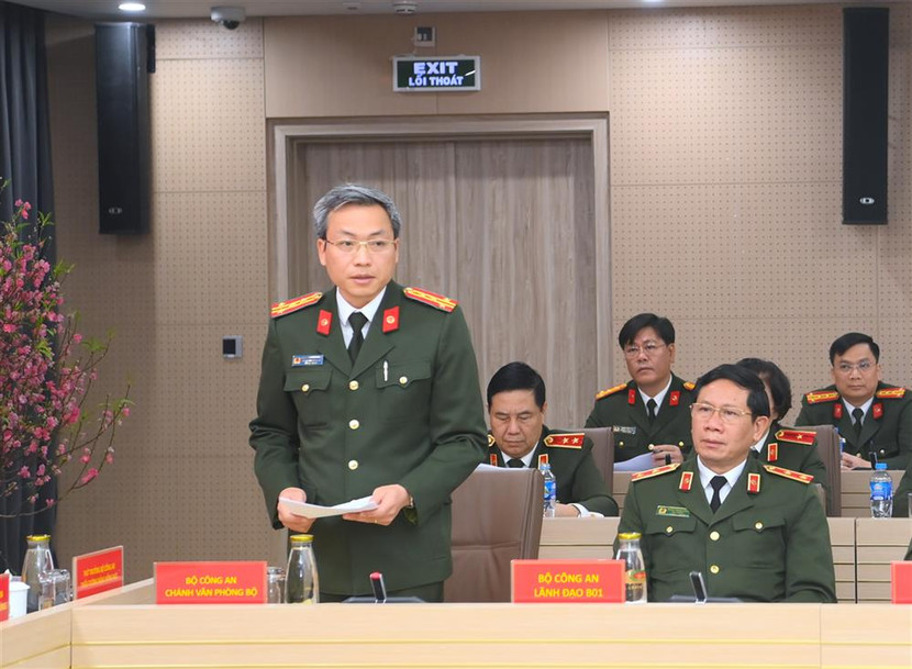 Đại tá Nguyễn Quốc Toản, Chánh Văn phòng Bộ Công an trình bày Báo cáo tại Hội nghị.