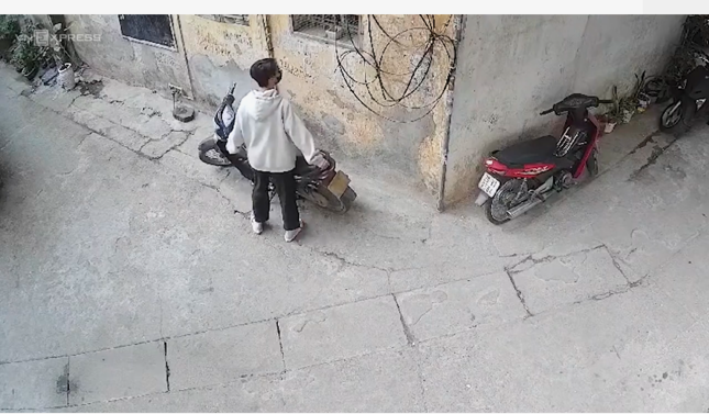 Hình ảnh đối tượng Đạt trộm cắp xe máy... Và lúc bị người dân khống chế