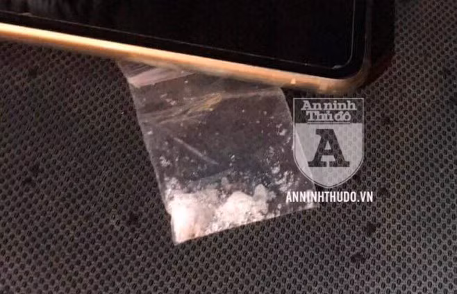 Gói ma túy đá "thừa" mà đối tượng tiếc, mang về để dùng tiếp