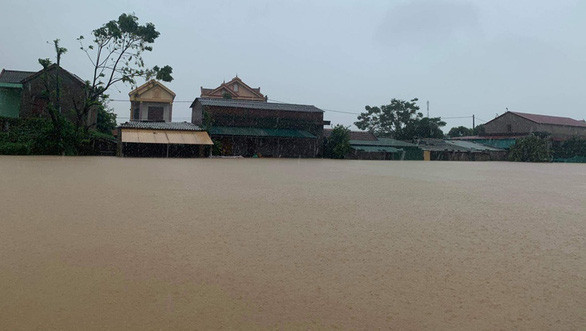 Tình hình lũ lụt ở miền Trung vẫn diễn biến phức tạp Tình hình lũ lụt ở miền Trung vẫn diễn biến phức tạp