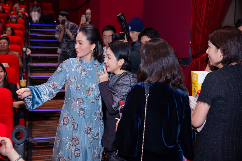 Diva Mỹ Linh được diễn viên Đỗ Hải Yến đưa vào tận ghế ngồi