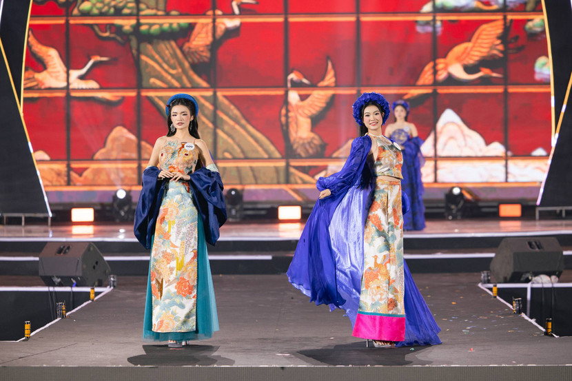 Các thí sinh trong trang phục truyền thống lấy cảm hứng từ áo yếm Kinh Bắc - Bắc Ninh trong đêm chung kết