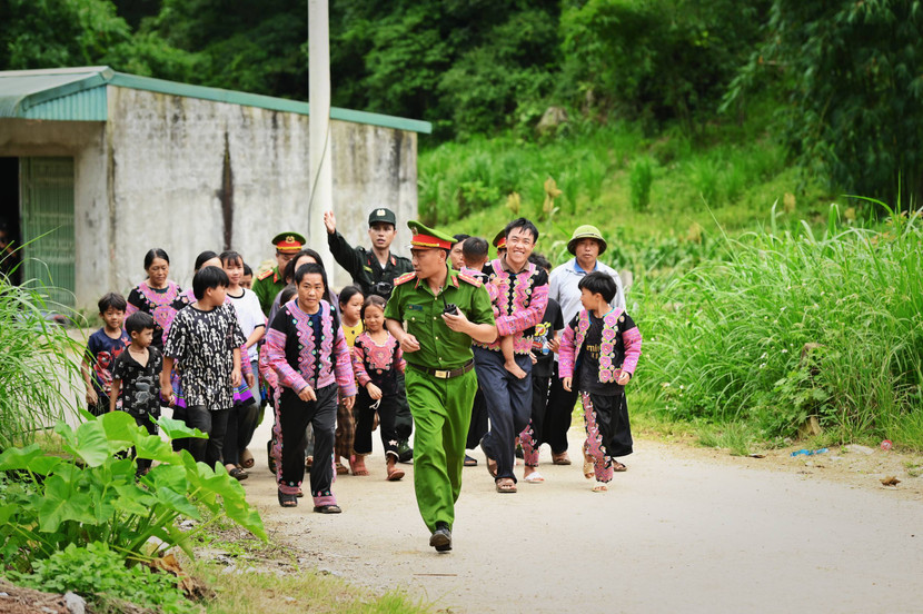 Các chiến sĩ di tản người dân cho trận đánh cuối cùng