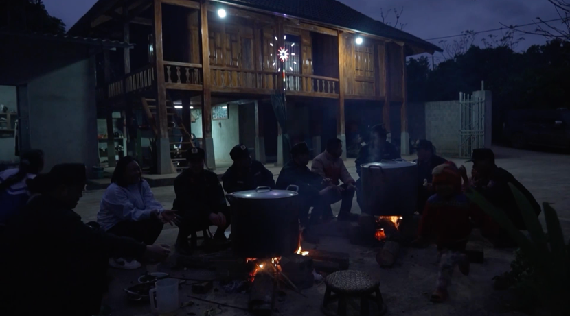 Những hình ảnh ấm áp khi các chiến sĩ luôn nhận được sự hậu thuẫn từ người dân trong các nhiệm vụ của mình