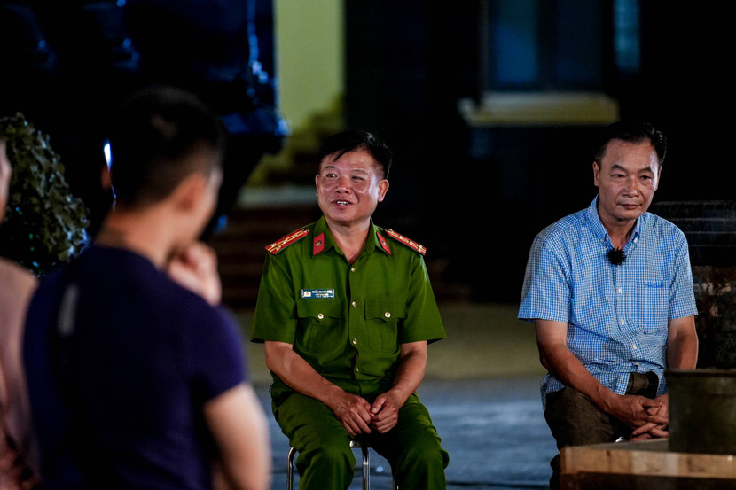 Các chiến sĩ ngồi lại cùng nhau, chia sẻ về cuộc chia ly đẫm nước mắt của những người đồng đội sau trận đánh